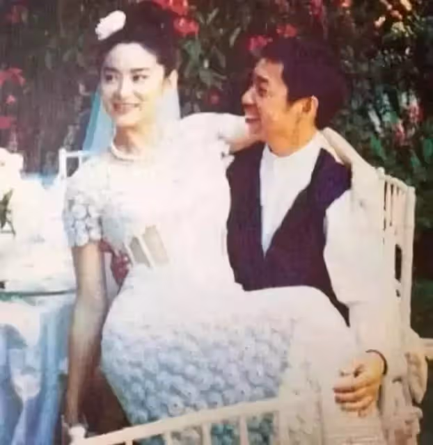 林青霞35年前照片曝光，弔帶紅裙讓男人淪陷，完美身材成了亮點！