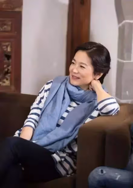 林青霞35年前照片曝光，弔帶紅裙讓男人淪陷，完美身材成了亮點！