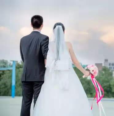 娶大我十歲的女人!母親勉強同意「婚禮上認出新娘的身份」媽媽全程流淚「說怎麼做出這樣的事」