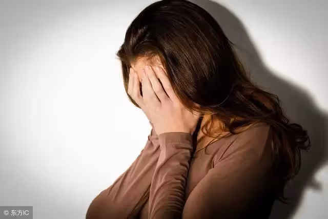 娶大我十歲的女人!母親勉強同意「婚禮上認出新娘的身份」媽媽全程流淚「說怎麼做出這樣的事」