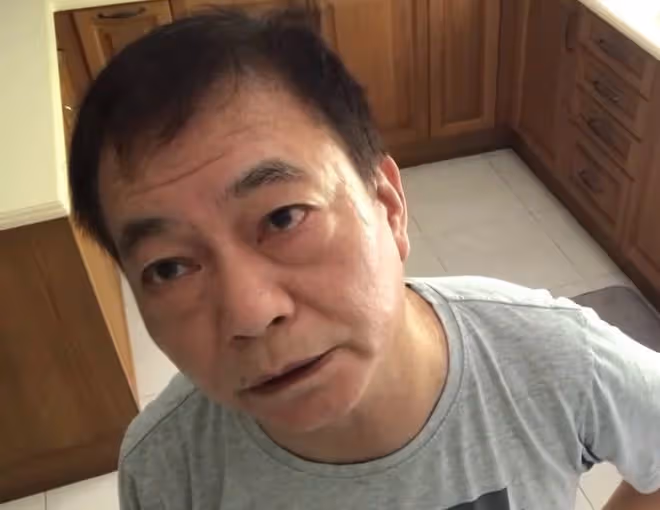 老戲骨廖偉雄自曝2度確診!唱完卡拉OK後染病,連續3天有刺痛感