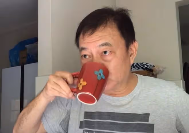 老戲骨廖偉雄自曝2度確診!唱完卡拉OK後染病,連續3天有刺痛感