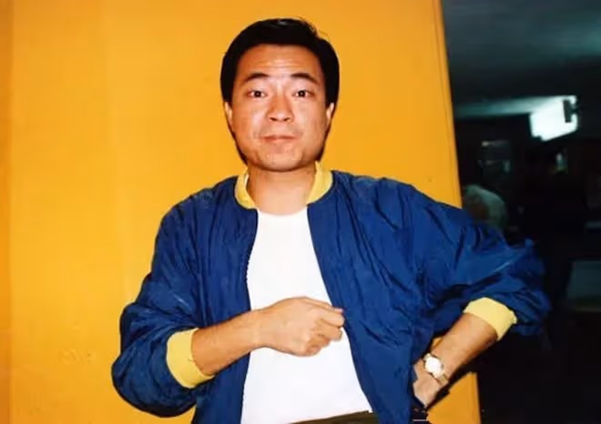 老戲骨廖偉雄自曝2度確診!唱完卡拉OK後染病,連續3天有刺痛感