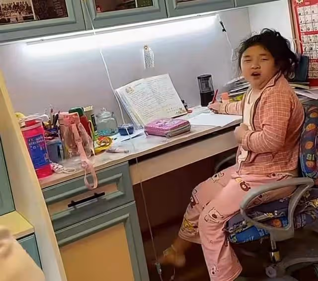 9歲童星得腎病綜合徵,深夜在家邊打針邊寫作業,曾與吳孟達合作