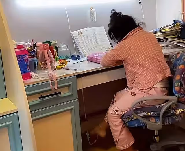 9歲童星得腎病綜合徵,深夜在家邊打針邊寫作業,曾與吳孟達合作