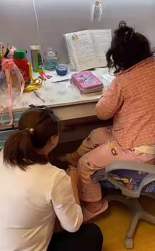 9歲童星得腎病綜合徵,深夜在家邊打針邊寫作業,曾與吳孟達合作