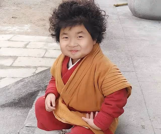 9歲童星得腎病綜合徵,深夜在家邊打針邊寫作業,曾與吳孟達合作