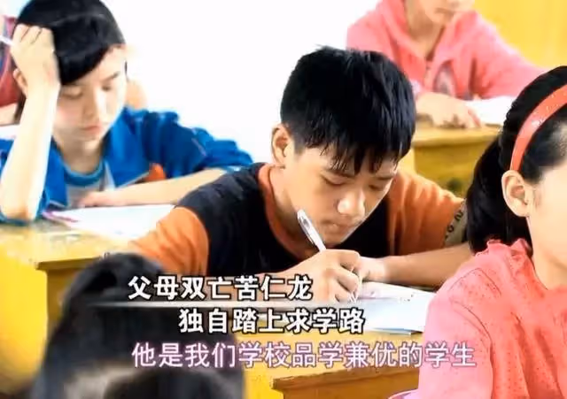 13歲男孩父母雙亡，「靠撿垃圾謀生」一度沒錢讀書，6年後，以707分數考上頂級學府北大：沒辜負所有人的期望