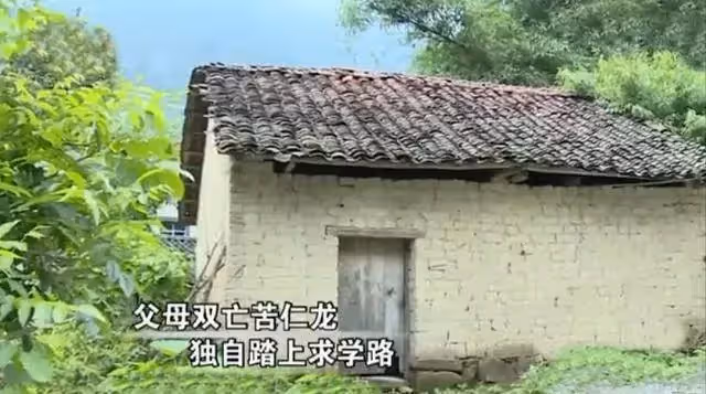 13歲男孩父母雙亡，「靠撿垃圾謀生」一度沒錢讀書，6年後，以707分數考上頂級學府北大：沒辜負所有人的期望