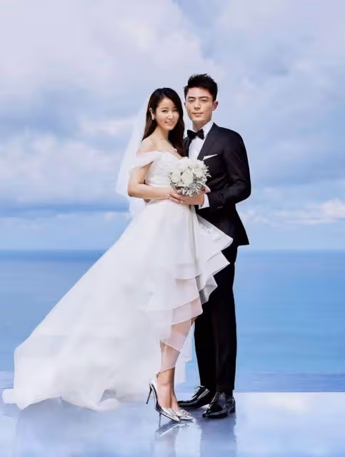 林心如夫婦罕合體,連發6張自拍秀恩愛,霍建華甘為愛妻當背景板