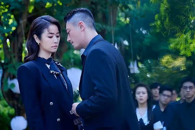 林心如夫婦罕合體,連發6張自拍秀恩愛,霍建華甘為愛妻當背景板