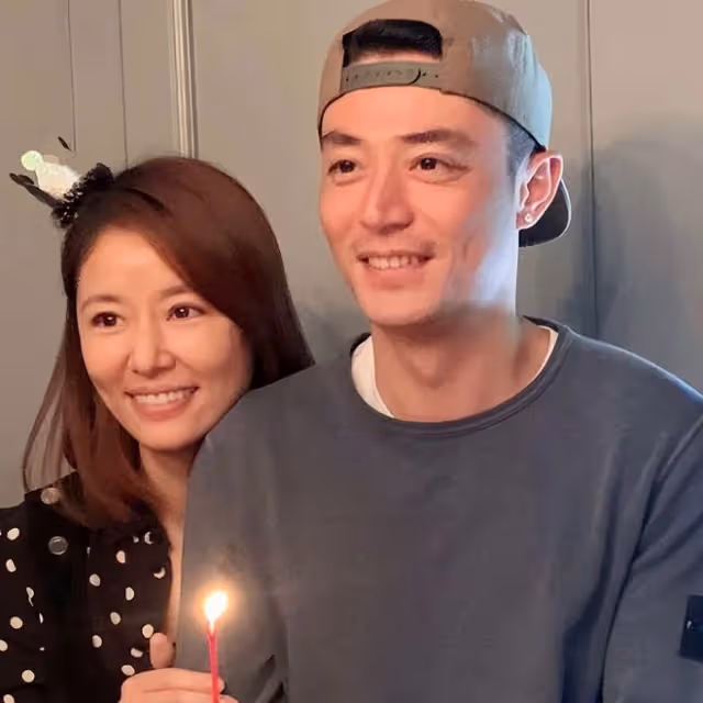 林心如夫婦罕合體,連發6張自拍秀恩愛,霍建華甘為愛妻當背景板