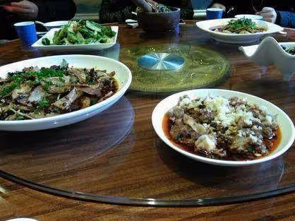 男子請客，客人臨時決定不來，妻子冒雨來吃，笑說：老公破費了