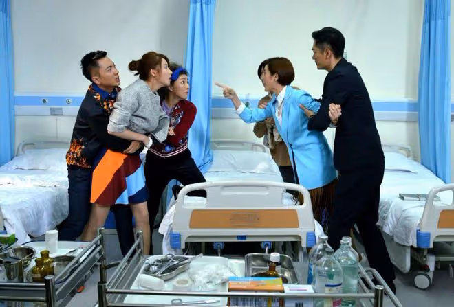 老同學聚會,聽說昔日女神已墮落,警官同學嘆說:她沒找對人呀