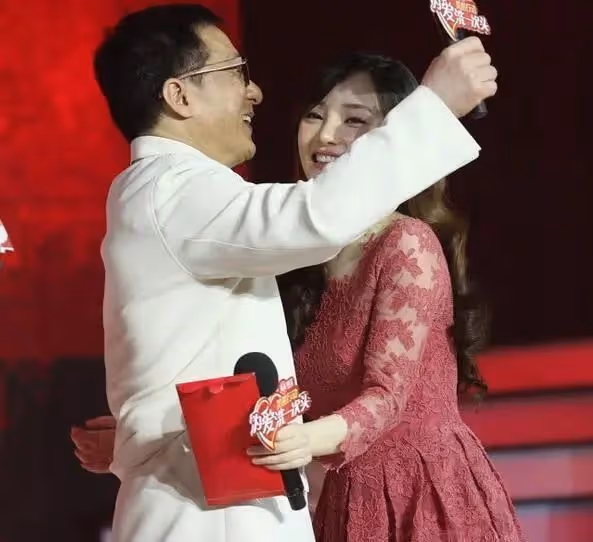 成龍真有魅力,出席洗頭髮活動把李小璐迷得神魂顛倒,嬌羞連連!