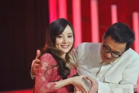 成龍真有魅力,出席洗頭髮活動把李小璐迷得神魂顛倒,嬌羞連連!