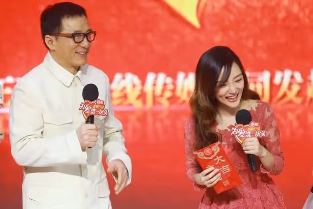 成龍真有魅力,出席洗頭髮活動把李小璐迷得神魂顛倒,嬌羞連連!