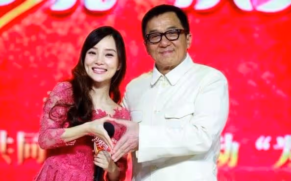 成龍真有魅力,出席洗頭髮活動把李小璐迷得神魂顛倒,嬌羞連連!