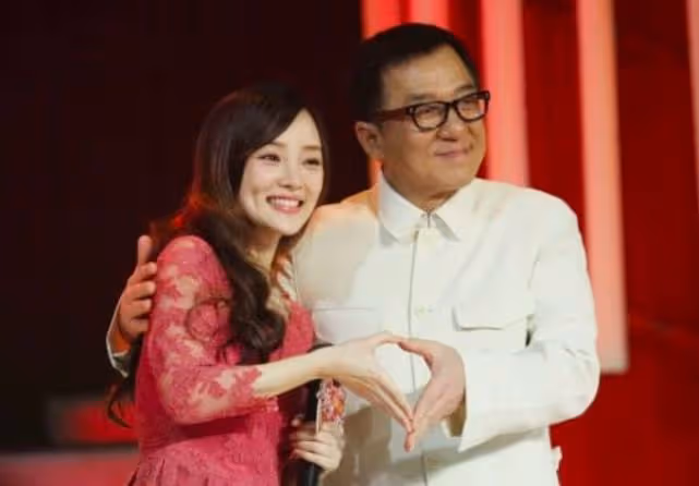 成龍真有魅力,出席洗頭髮活動把李小璐迷得神魂顛倒,嬌羞連連!