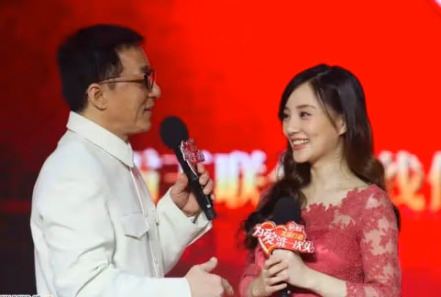 成龍真有魅力,出席洗頭髮活動把李小璐迷得神魂顛倒,嬌羞連連!