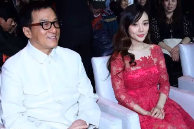 成龍真有魅力,出席洗頭髮活動把李小璐迷得神魂顛倒,嬌羞連連!