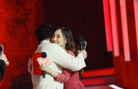 成龍真有魅力,出席洗頭髮活動把李小璐迷得神魂顛倒,嬌羞連連!