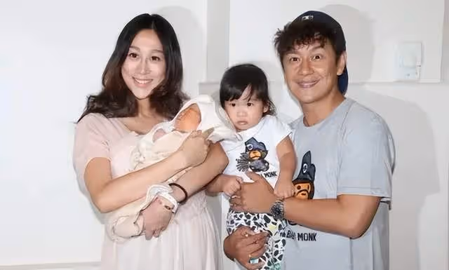 賣衛生巾裝尷尬,扮經典角色,全家上陣,過氣港星內地帶貨花招多
