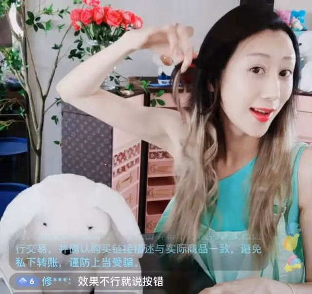 賣衛生巾裝尷尬,扮經典角色,全家上陣,過氣港星內地帶貨花招多