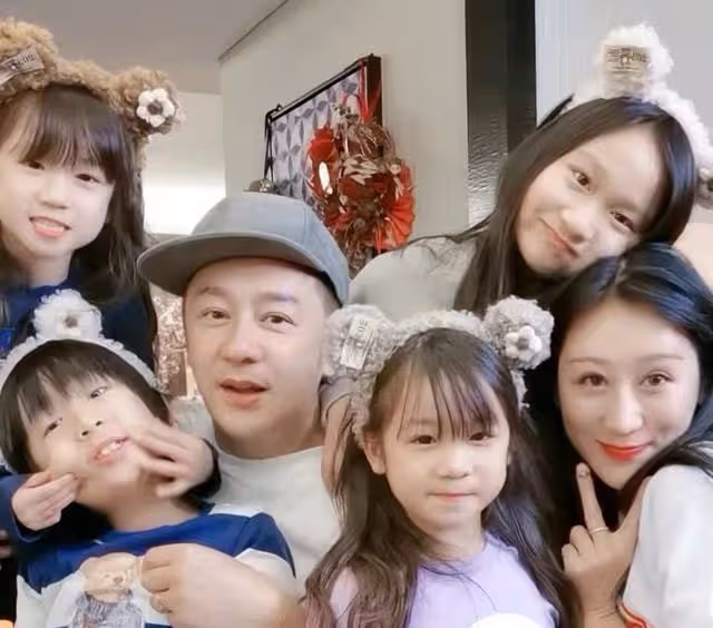 賣衛生巾裝尷尬,扮經典角色,全家上陣,過氣港星內地帶貨花招多