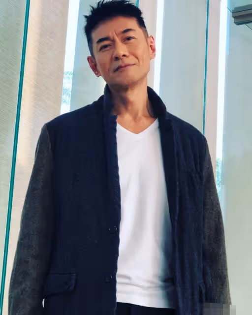 賣衛生巾裝尷尬,扮經典角色,全家上陣,過氣港星內地帶貨花招多