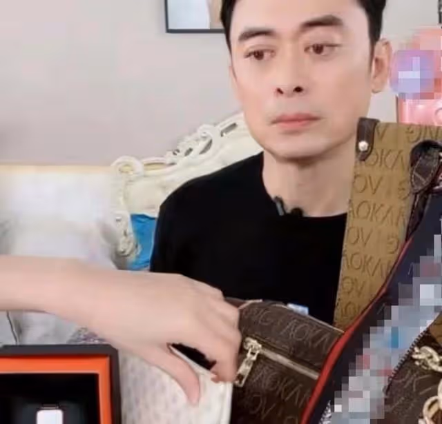 賣衛生巾裝尷尬,扮經典角色,全家上陣,過氣港星內地帶貨花招多