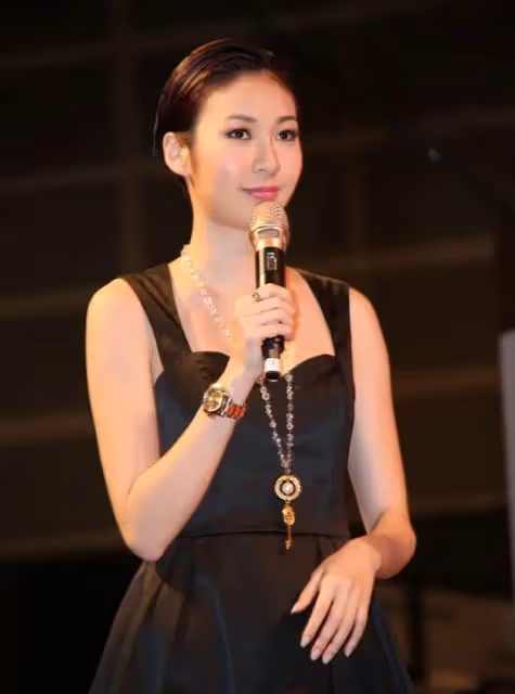 賣衛生巾裝尷尬,扮經典角色,全家上陣,過氣港星內地帶貨花招多