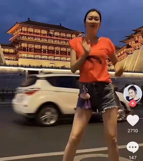 賣衛生巾裝尷尬,扮經典角色,全家上陣,過氣港星內地帶貨花招多