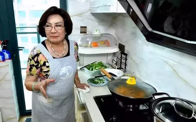 95歲高齡仍堅持每天上班,入行70多年,憑藉一腔熱愛堅持至今,獨自撐起破產夫家:我會繼續愛下去