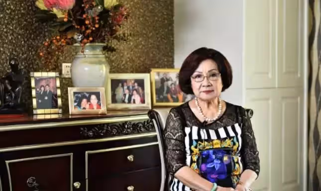 95歲高齡仍堅持每天上班,入行70多年,憑藉一腔熱愛堅持至今,獨自撐起破產夫家:我會繼續愛下去