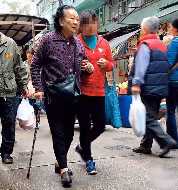 明星的媽媽有多好看?謝霆鋒媽媽太貓系,劉亦菲媽媽落落大方,劉德華媽媽簡單樸素