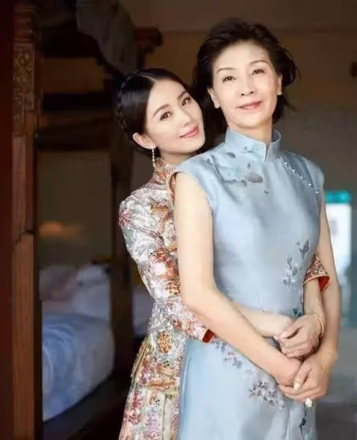 明星的媽媽有多好看?謝霆鋒媽媽太貓系,劉亦菲媽媽落落大方,劉德華媽媽簡單樸素