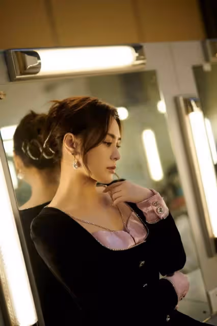 阿嬌不愧360度無死角神顏！穿絲絨裙高貴似公主，微胖身材照樣美