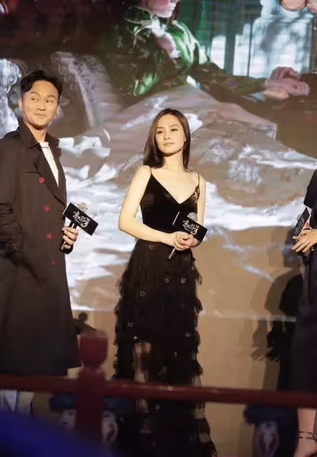 阿嬌不愧360度無死角神顏!穿絲絨裙高貴似公主,微胖身材照樣美