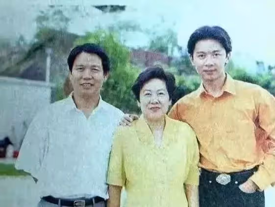 他是香港富少，知名藝人，有267億家產，卻在38歲出家當和尚