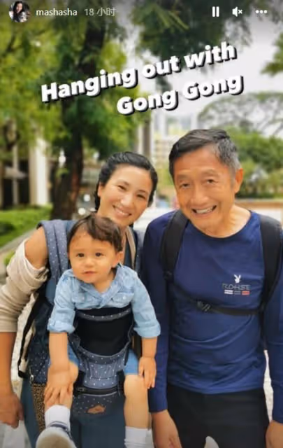 鄭佩佩女兒曬祖孫三代合影，1歲寶寶大眼呆萌，像極了非洲老爸