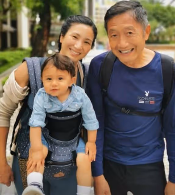 鄭佩佩女兒曬祖孫三代合影，1歲寶寶大眼呆萌，像極了非洲老爸