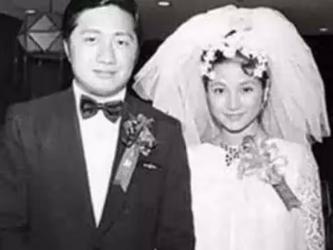 鄭佩佩女兒曬祖孫三代合影，1歲寶寶大眼呆萌，像極了非洲老爸
