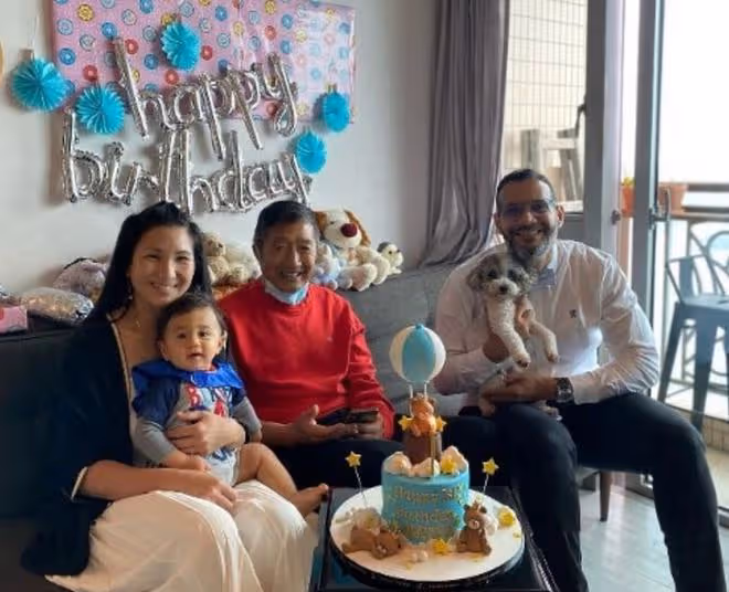 鄭佩佩女兒曬祖孫三代合影，1歲寶寶大眼呆萌，像極了非洲老爸