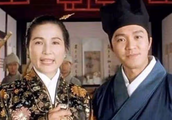 鄭佩佩女兒曬祖孫三代合影,1歲寶寶大眼呆萌,像極了非洲老爸