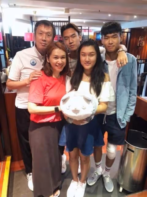 許志安初戀近況曝光,嫁富商生三娃太幸福,20歲兒子出道當模特