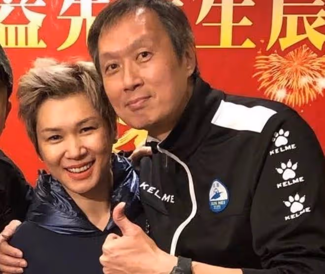 許志安初戀近況曝光,嫁富商生三娃太幸福,20歲兒子出道當模特