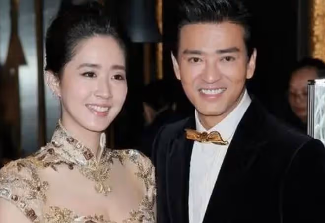 陳曉東跟妻子開玩笑,突然伸手抓住其脖子,對方面露不悅拍打反擊