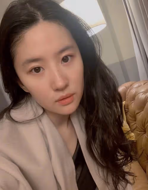 趙文卓曬14歲女兒美照!清純美艷氣質出挑,獨居海外學費高達87萬