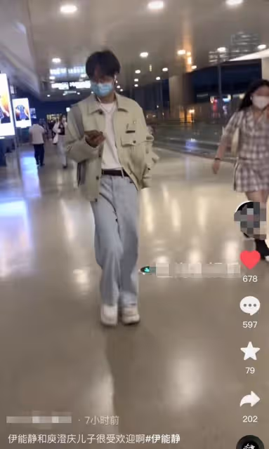 伊能靜兒子現身被圍觀,氣質溫柔走路姿勢太妖嬈,被指女人味十足